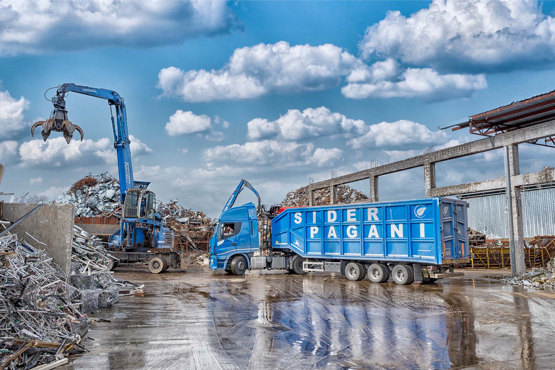 Stabilimento Sider Pagani con camion e gru per la movimentazione dei metalli